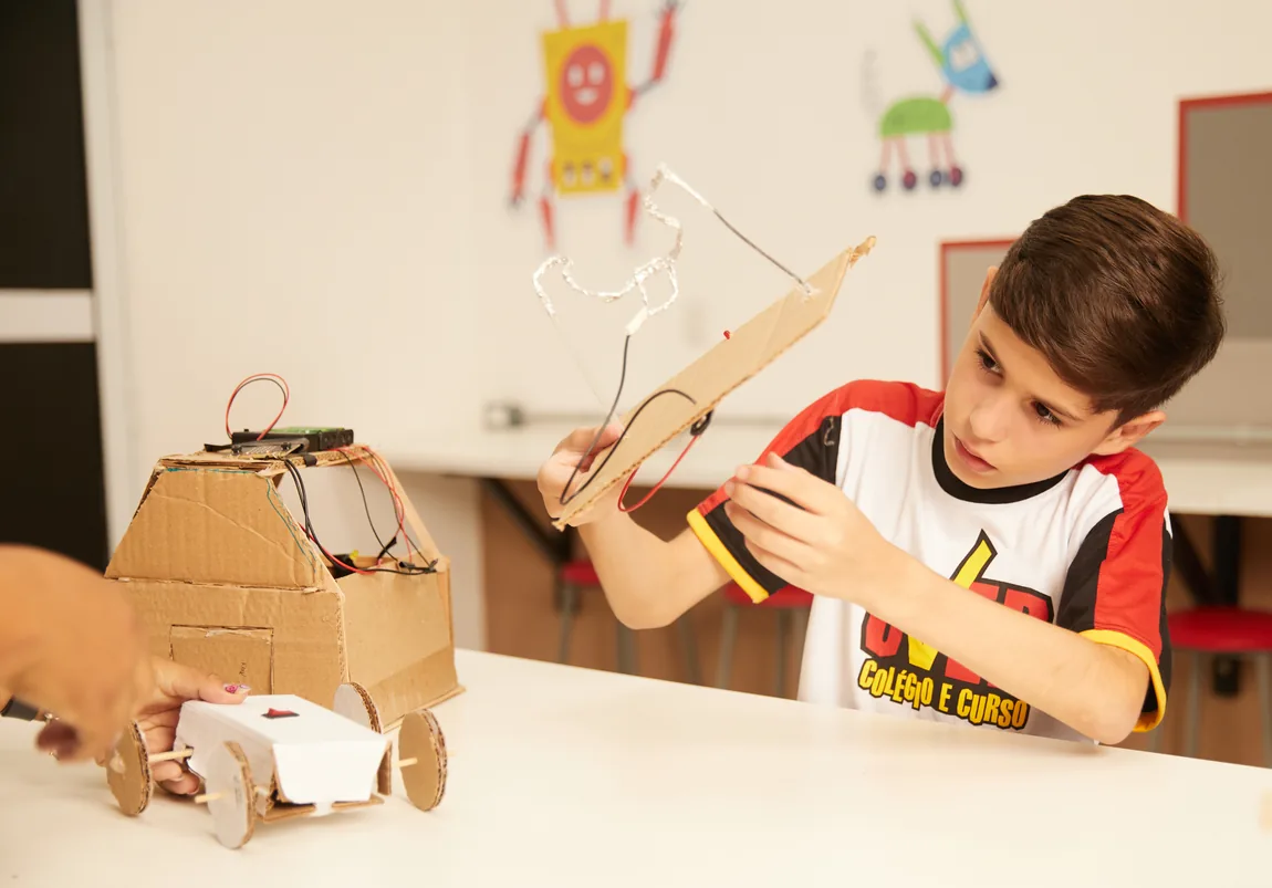Aluno do Over construindo protótipo de robótica