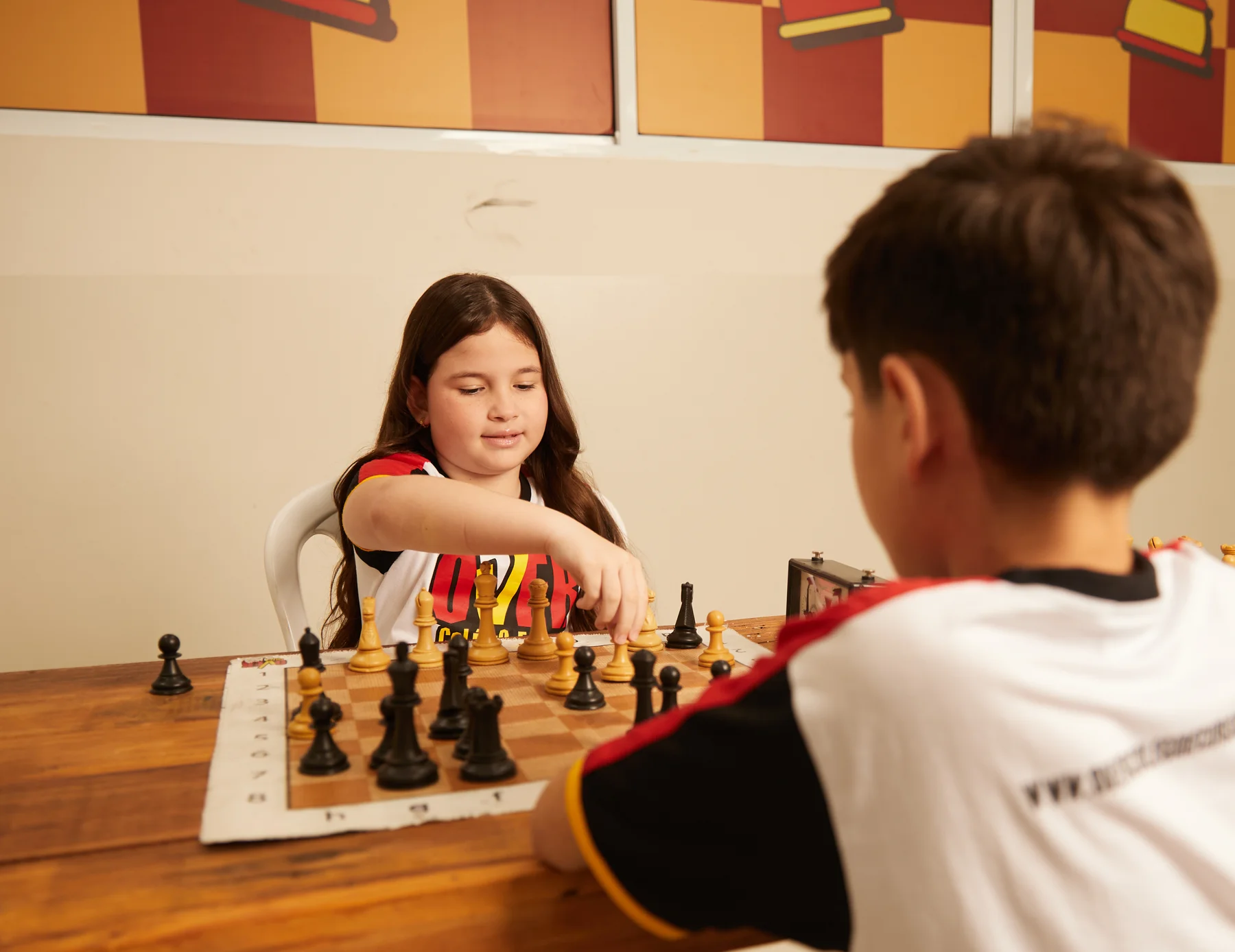 Alunos dos Anos Iniciais do Over jogando xadrez