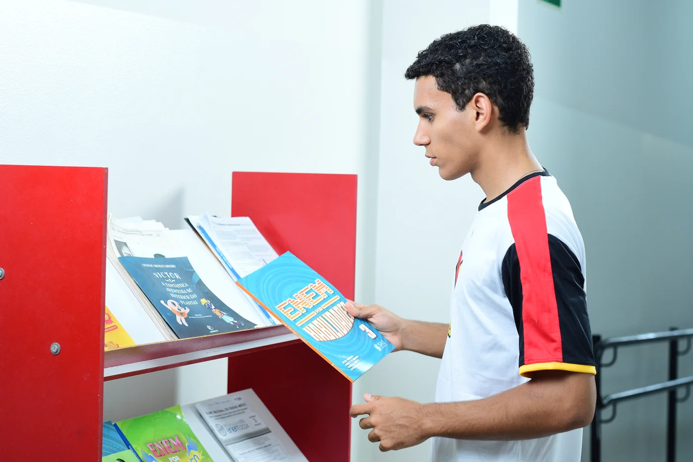 Aluno do Over lendo material de estudo