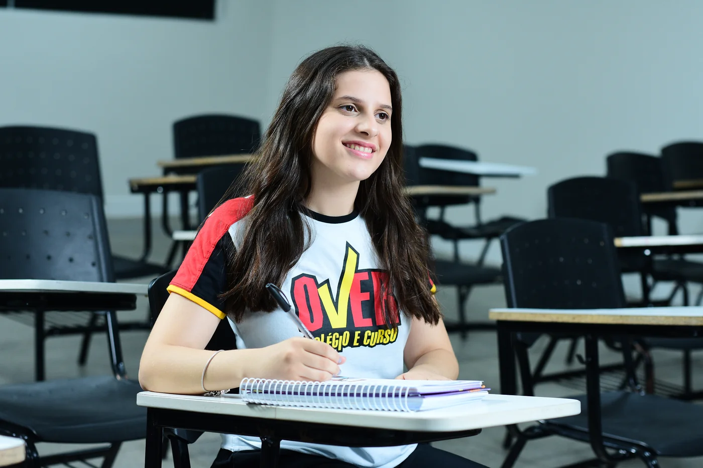 Aluna do Over estudando em sala de aula