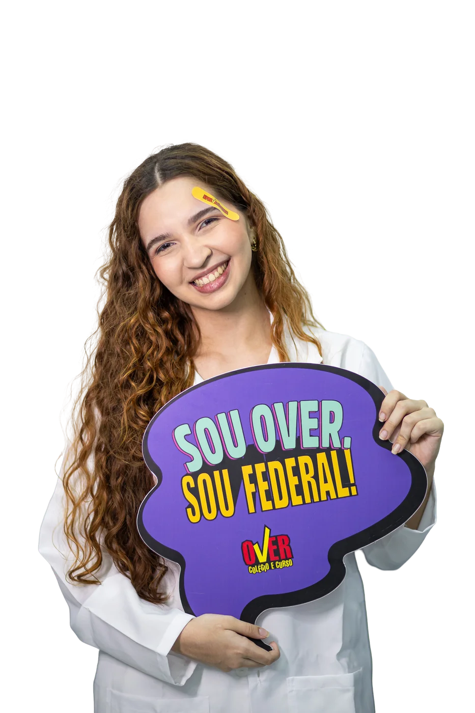Aluna do Over segurando placa "Sou Over, sou federal!"